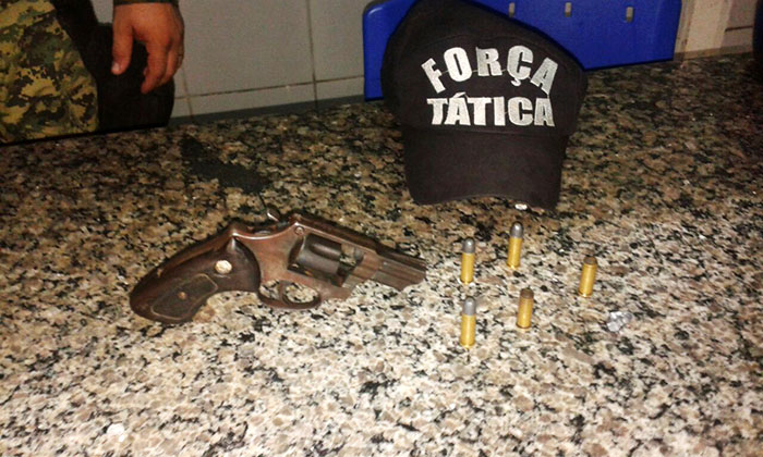 Casal de adolescentes é apreendido após assalto com disparo de revólver 